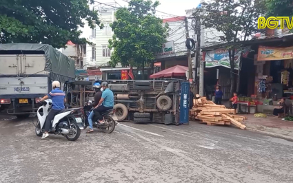 Lạng Giang: Lật xe tải cản trở giao th&ocirc;ng