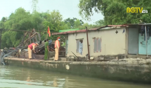 Lạng Giang: Tạm giữ hai t&agrave;u khai th&aacute;c c&aacute;t tr&aacute;i ph&eacute;p tr&ecirc;n s&ocirc;ng Thương
