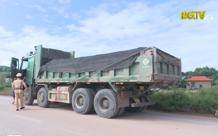 Lạng Giang: Tăng cường kiểm so&aacute;t tải trọng xe dịp cuối năm