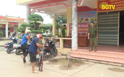 Lạng Giang: Vận động, thu hồi vũ kh&iacute;, vật liệu nổ v&agrave; ph&aacute;o