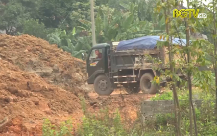 Lạng Giang: Xe chở đất g&acirc;y &ocirc; nhiễm m&ocirc;i trường