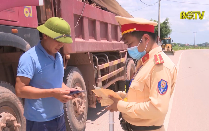 C&ocirc;ng an Lạng Giang xử l&yacute; phương tiện chở h&agrave;ng qu&aacute; khổ, qu&aacute; tải 