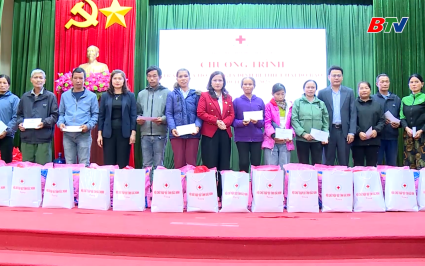 Ph&oacute; Chủ tịch HĐND tỉnh trao qu&agrave; hỗ trợ người d&acirc;n x&atilde; Ph&uacute;c H&ograve;a bị ảnh hưởng b&atilde;o lũ 