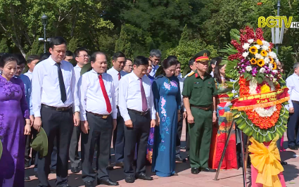 Đo&agrave;n l&atilde;nh đạo tỉnh Bắc Giang viếng nghĩa trang liệt sĩ tại Quảng Trị
