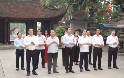 L&atilde;nh đạo tỉnh d&acirc;ng hương Đền Đ&ocirc; nh&acirc;n kỷ niệm 998 năm ng&agrave;y ho&aacute; Đức vua L&yacute; Th&aacute;i Tổ