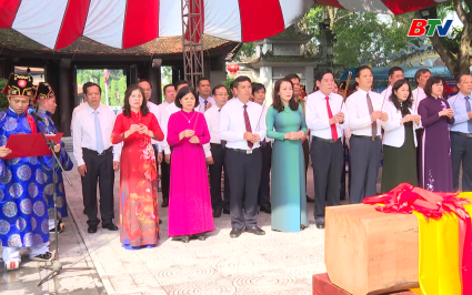 L&atilde;nh đạo tỉnh d&acirc;ng hương tại Đến Đ&ocirc;
