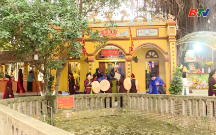 L&atilde;nh đạo tỉnh d&acirc;ng hương tại đền thờ Vua B&agrave; - Thuỷ tổ Quan họ