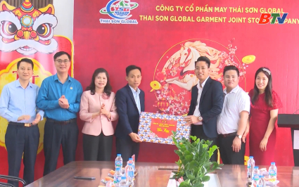 L&atilde;nh đạo tỉnh động vi&ecirc;n doanh nghiệp v&agrave; người lao động 