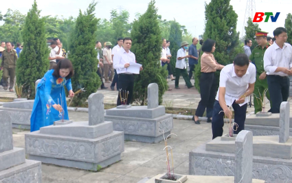 L&atilde;nh đạo tỉnh dự Lễ d&acirc;ng hương tưởng niệm Anh h&ugrave;ng liệt sỹ tại x&atilde; Hợp Thịnh 