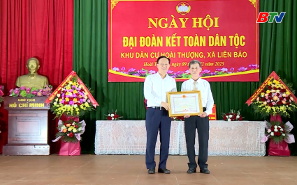 L&atilde;nh đạo tỉnh dự Ng&agrave;y hội Đại đo&agrave;n kết d&acirc;n tộc khu d&acirc;n cư Ho&agrave;i Thượng, x&atilde; Li&ecirc;n B&atilde;o 