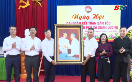 L&atilde;nh đạo tỉnh dự Ng&agrave;y hội Đại đo&agrave;n kết to&agrave;n d&acirc;n tộc bản Ven, x&atilde; Xu&acirc;n Lương 