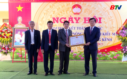 L&atilde;nh đạo tỉnh dự Ng&agrave;y hội Đại đo&agrave;n kết to&agrave;n d&acirc;n tộc khu d&acirc;n cư L&ocirc;i Ch&acirc;u, x&atilde; Trung K&ecirc;nh 