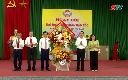 L&atilde;nh đạo tỉnh dự Ng&agrave;y hội Đại đo&agrave;n kết to&agrave;n d&acirc;n tộc khu d&acirc;n cư th&ocirc;n Đo&agrave;i, x&atilde; Tam Giang