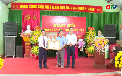 L&atilde;nh đạo tỉnh dự Ng&agrave;y hội Đại đo&agrave;n kết to&agrave;n d&acirc;n tộc th&ocirc;n Gi&agrave;ng, x&atilde; Sa L&yacute; 