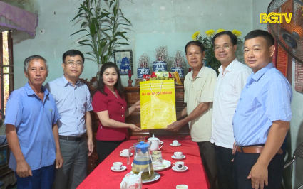 L&atilde;nh đạo tỉnh tặng qu&agrave; người c&oacute; c&ocirc;ng c&aacute;c địa phương