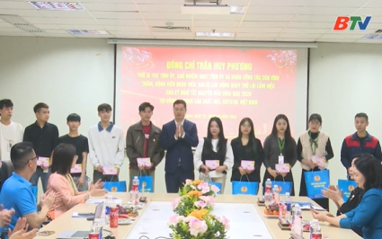L&atilde;nh đạo tỉnh thăm, động vi&ecirc;n c&ocirc;ng nh&acirc;n c&ocirc;ng ty TNHH sản xuất Biel Crystal Việt Nam
