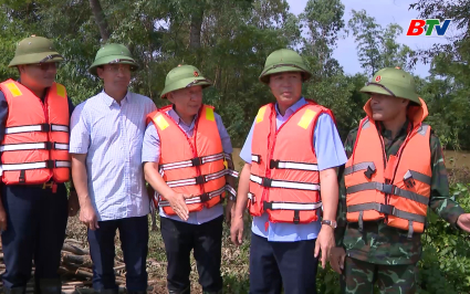 L&atilde;nh đạo tỉnh thăm, động vi&ecirc;n người d&acirc;n v&ugrave;ng lũ 