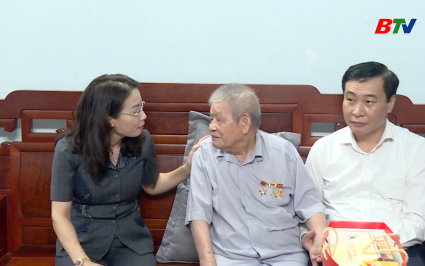 L&atilde;nh đạo tỉnh thăm, tặng qu&agrave; gia đ&igrave;nh người c&oacute; c&ocirc;ng với C&aacute;ch mạng