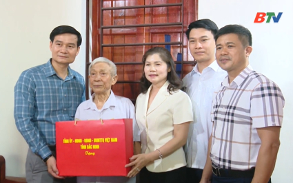 L&atilde;nh đạo tỉnh thăm, tặng qu&agrave; người c&oacute; c&ocirc;ng