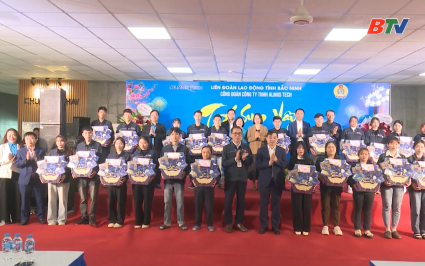 L&atilde;nh đạo tỉnh thăm, tặng qu&agrave; Tết cho người lao động c&ocirc;ng ty TNHH Almus Tech 