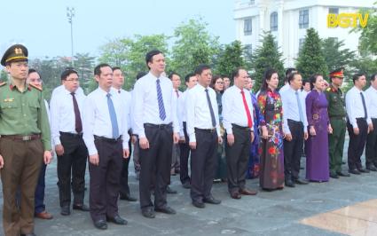 C&aacute;c đồng ch&iacute; l&atilde;nh đạo tỉnh viếng Đ&agrave;i tưởng niệm Anh h&ugrave;ng Liệt sĩ