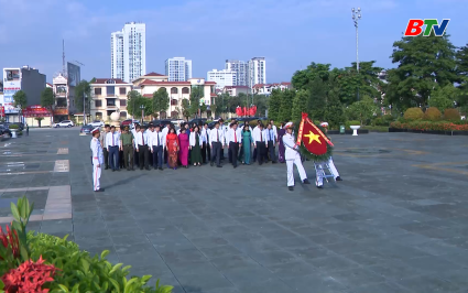 L&atilde;nh đạo tỉnh viếng Đ&agrave;i tưởng niệm c&aacute;c Anh h&ugrave;ng liệt sĩ 