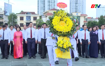 D&acirc;ng hương tưởng niệm c&aacute;c anh h&ugrave;ng liệt sỹ 