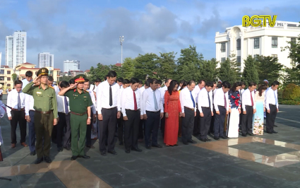 L&atilde;nh đạo tỉnh viếng Đ&agrave;i tưởng niệm Liệt sỹ nh&acirc;n kỷ niệm 77 năm C&aacute;ch mạng Th&aacute;ng T&aacute;m v&agrave; Quốc kh&aacute;nh 2-9