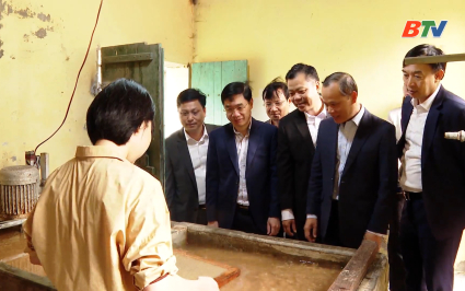 L&atilde;nh đạo UBND tỉnh thăm cơ sản sản xuất giấy d&oacute; tại phường V&otilde; Cường 
