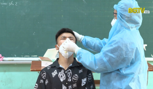 Lấy mẫu x&eacute;t nghiệm s&agrave;ng lọc Covid-19 cho th&iacute; sinh tỉnh ngo&agrave;i