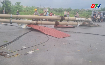 Lốc xo&aacute;y tại x&atilde; Y&ecirc;n Phong kh&ocirc;ng g&acirc;y thiệt hại về người 
