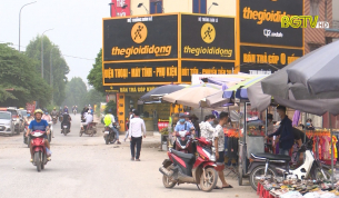 Lộn xộn trật tự h&agrave;nh lang giao th&ocirc;ng tr&ecirc;n tuyến đường gom cao tốc