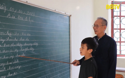 Lớp học tiếng d&acirc;n tộc của Gi&agrave; l&agrave;ng Đ&agrave;m Xu&acirc;n T&igrave;nh 