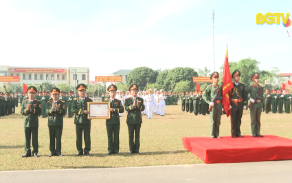 Lữ đo&agrave;n 164 đ&oacute;n nhận Hu&acirc;n chương Bảo vệ Tổ quốc hạng Nhất