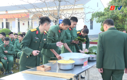 Lữ đo&agrave;n 164 s&ocirc;i nổi Hội thi g&oacute;i b&aacute;nh chưng 