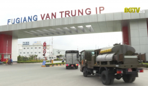 Lực lượng ph&ograve;ng h&oacute;a Qu&acirc;n khu 1 khử tr&ugrave;ng tại Bắc Giang