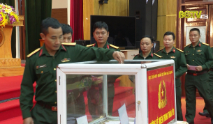 Lực lượng vũ trang hướng về đồng b&agrave;o miền Trung