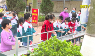 Lục Nam: Học sinh v&ugrave;ng mới th&aacute;o dỡ c&aacute;ch ly phấn khởi trở lại trường
