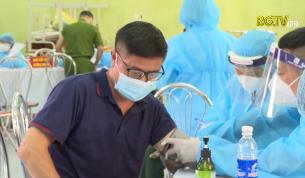Lục Ngạn ti&ecirc;m Vacxin ph&ograve;ng Covid-19 cho thương nh&acirc;n, l&aacute;i xe ti&ecirc;u thụ vải thiều
