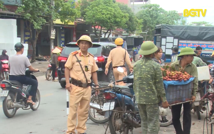 Lục Ngạn: Tr&aacute;nh &ugrave;n tắc giao th&ocirc;ng trong ti&ecirc;u thụ vải thiều