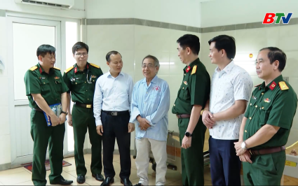 L&atilde;nh đạo tỉnh tặng qu&agrave; Bệnh viện Qu&acirc;n y 110 v&agrave; người c&oacute; c&ocirc;ng