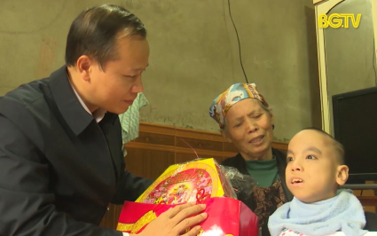 Mang m&ugrave;a xu&acirc;n đến sớm với trẻ em khuyết tật v&agrave; mồ c&ocirc;i 