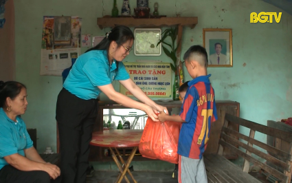 Mẹ đỡ đầu &ndash; H&agrave;nh tr&igrave;nh y&ecirc;u thương