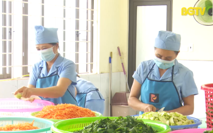 M&ocirc; h&igrave;nh bếp ăn tập thể vệ sinh an to&agrave;n thực phẩm kiểu mẫu 