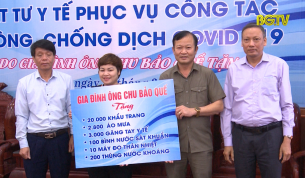 Một gia đ&igrave;nh tặng số lượng lớn vật tư y tế phục vụ ph&ograve;ng dịch