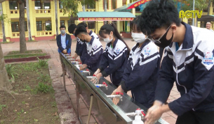 Một số đơn vị trao tặng thiết bị vệ sinh v&agrave; dung dịch s&aacute;t khuẩn cho c&aacute;c trường THPT