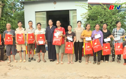 Ủy ban Trung ương MTTQ Việt Nam thăm, tặng qu&agrave; người d&acirc;n x&atilde; K&eacute;p