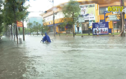 Mưa lớn khiến nhiều tuyến phố tại TP. Bắc Giang ngập, &uacute;ng
