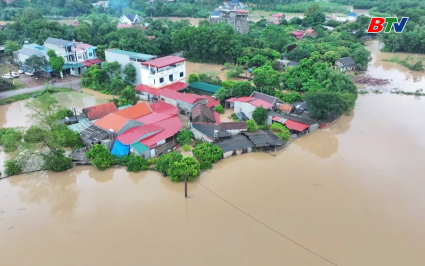 Mưa lớn khiến nhiều x&atilde; miền n&uacute;i bị c&ocirc; lập 