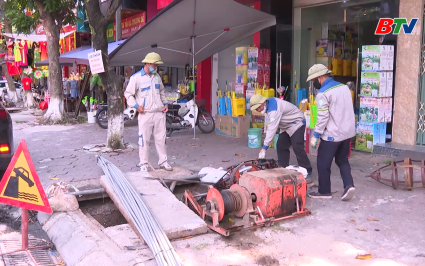 Nạo v&eacute;t cống tho&aacute;t nước, chống ngập &uacute;ng tại phường Bắc Giang 